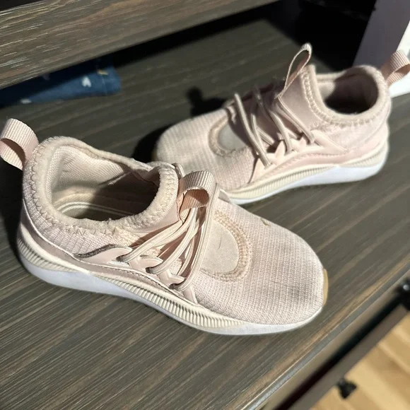 Girls pink pumas - Picture 2 of 5